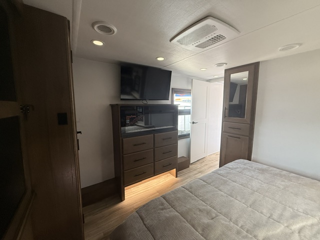 2027 Keystone Montana 3100RL - Image 22