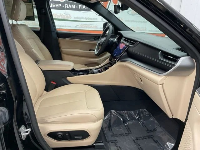 2023 Jeep Grand-Cherokee-L Laredo Altitude 4x4 - Image 26
