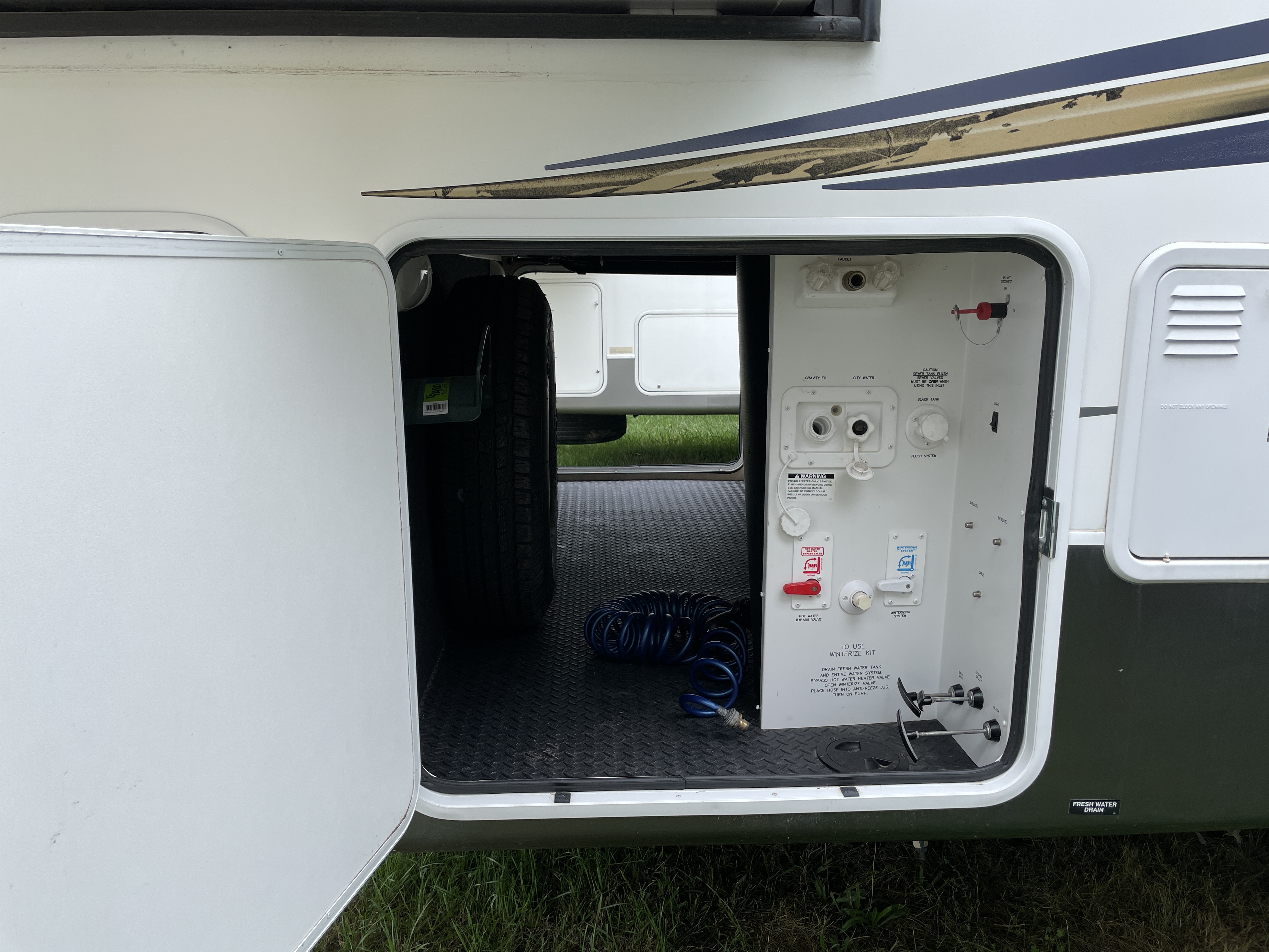 2015 Forest River Wildcat 295RSX - Image 5