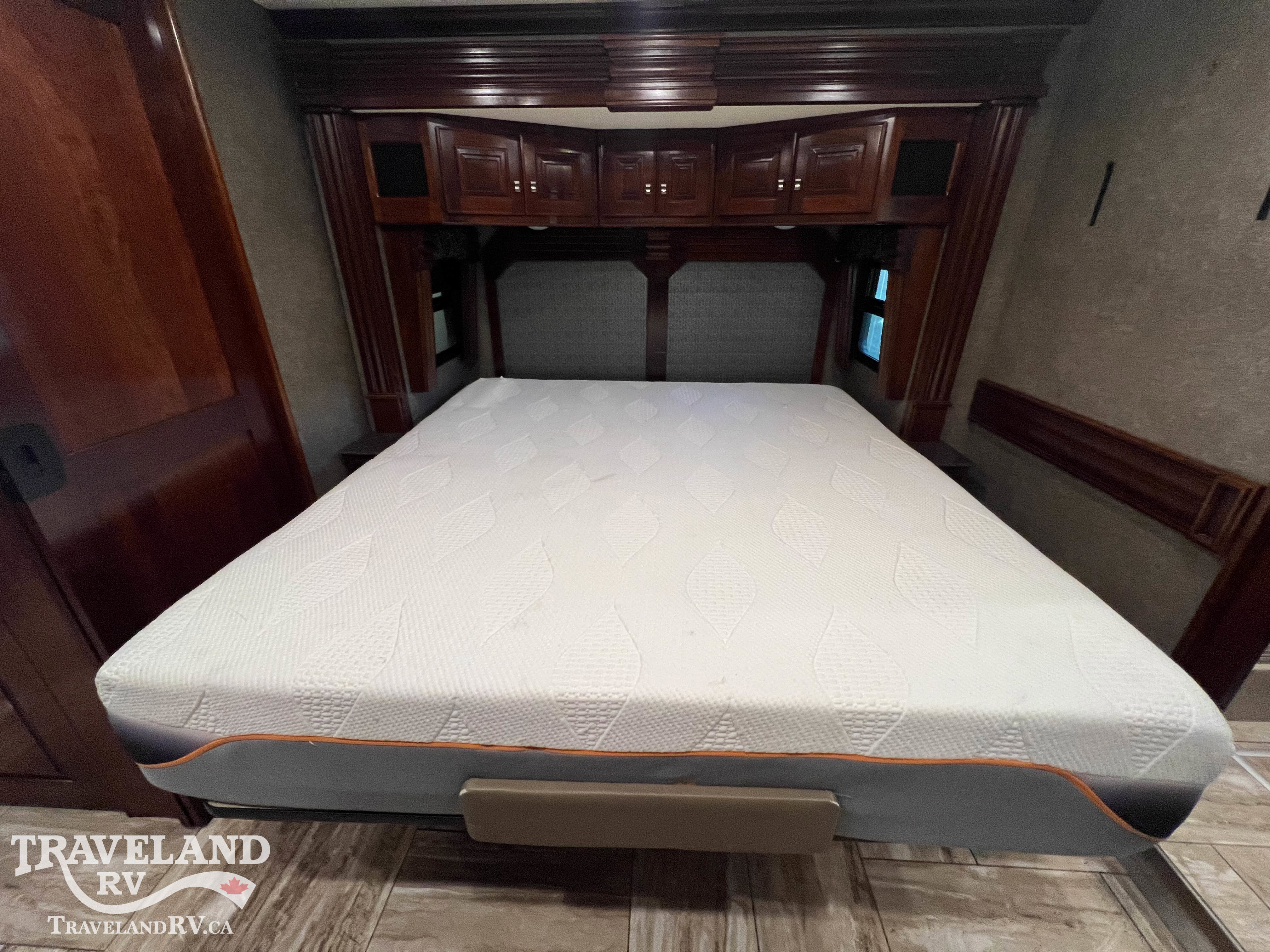 2018 Fleetwood Discovery LXE 40D - Image 26
