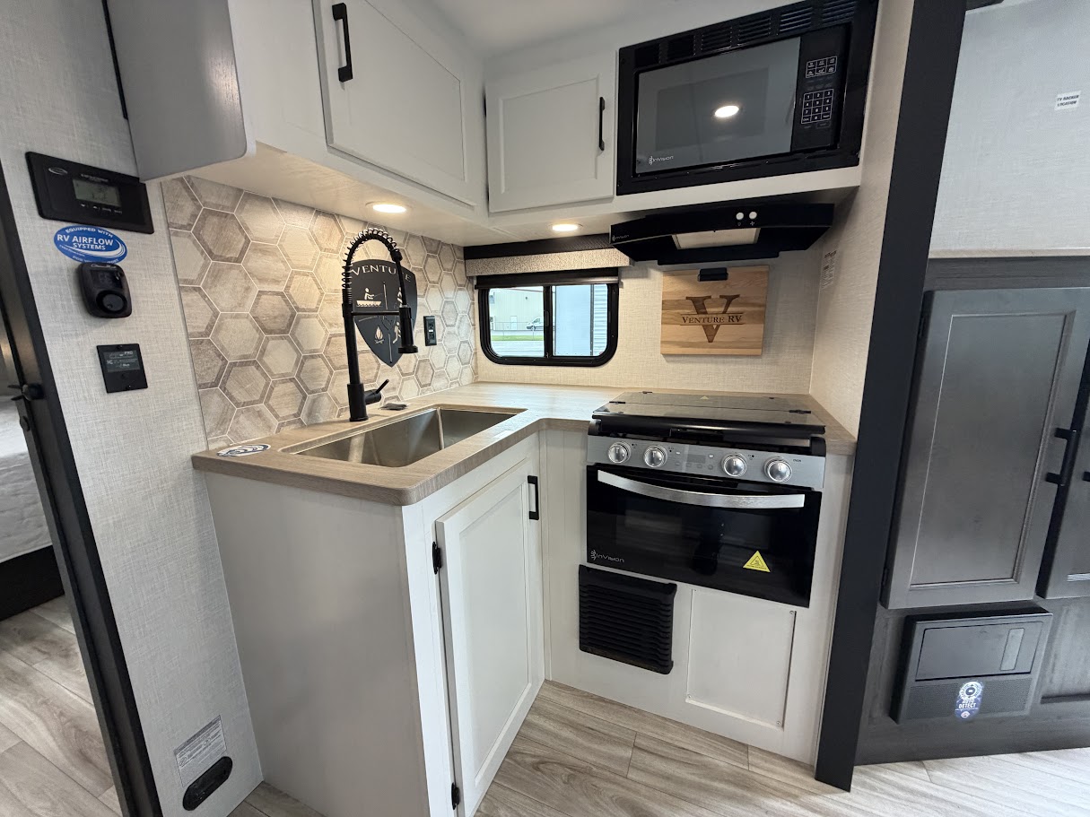 2026 VENTURE RV SPORTTREK STINGER 232VRL - Image 19