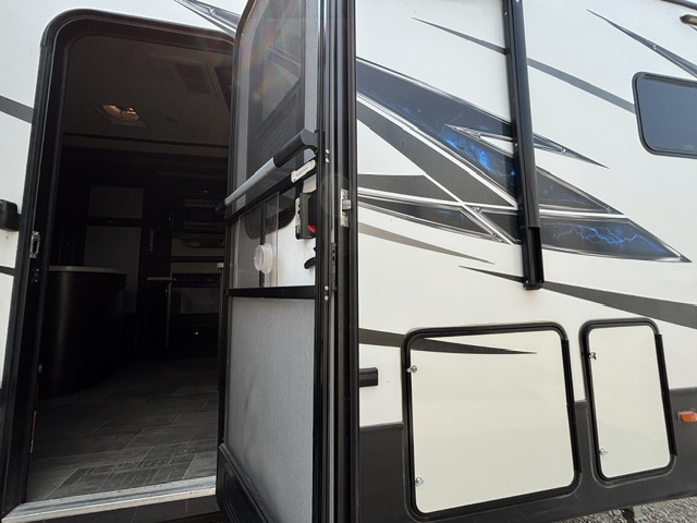 2018 Dutchmen Voltage Triton 3551 - Image 15