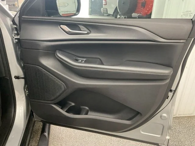 2023 Jeep Grand-Cherokee-L Laredo Altitude 4x4 - Image 25