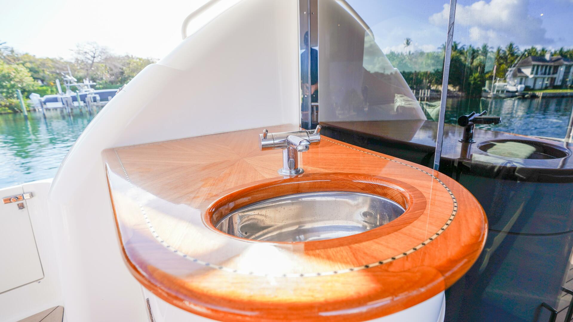 2004 Lazzara Yachts 80 SL - Image 15