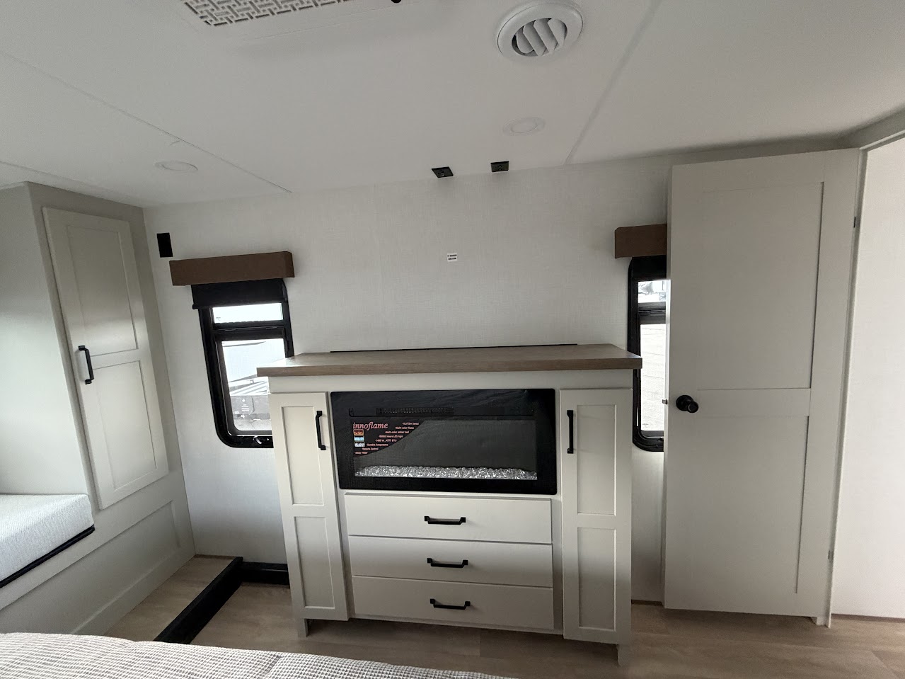 2027 VENTURE RV SPORTTREK 353VIK - Image 33