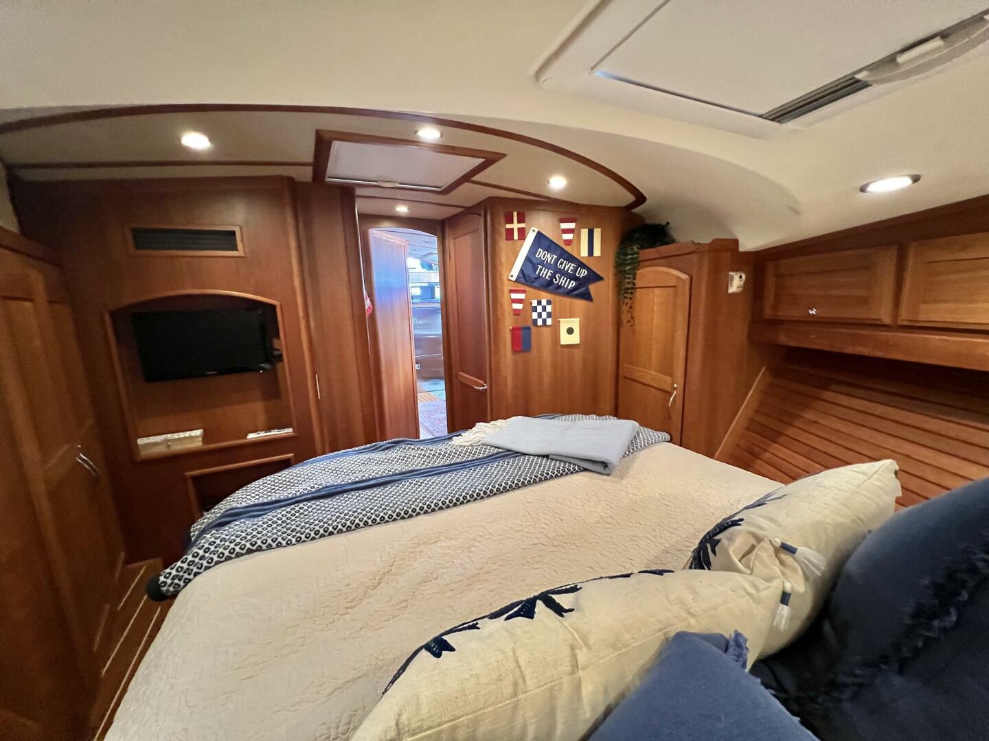2017 Sabre 48 Salon Express - Image 28