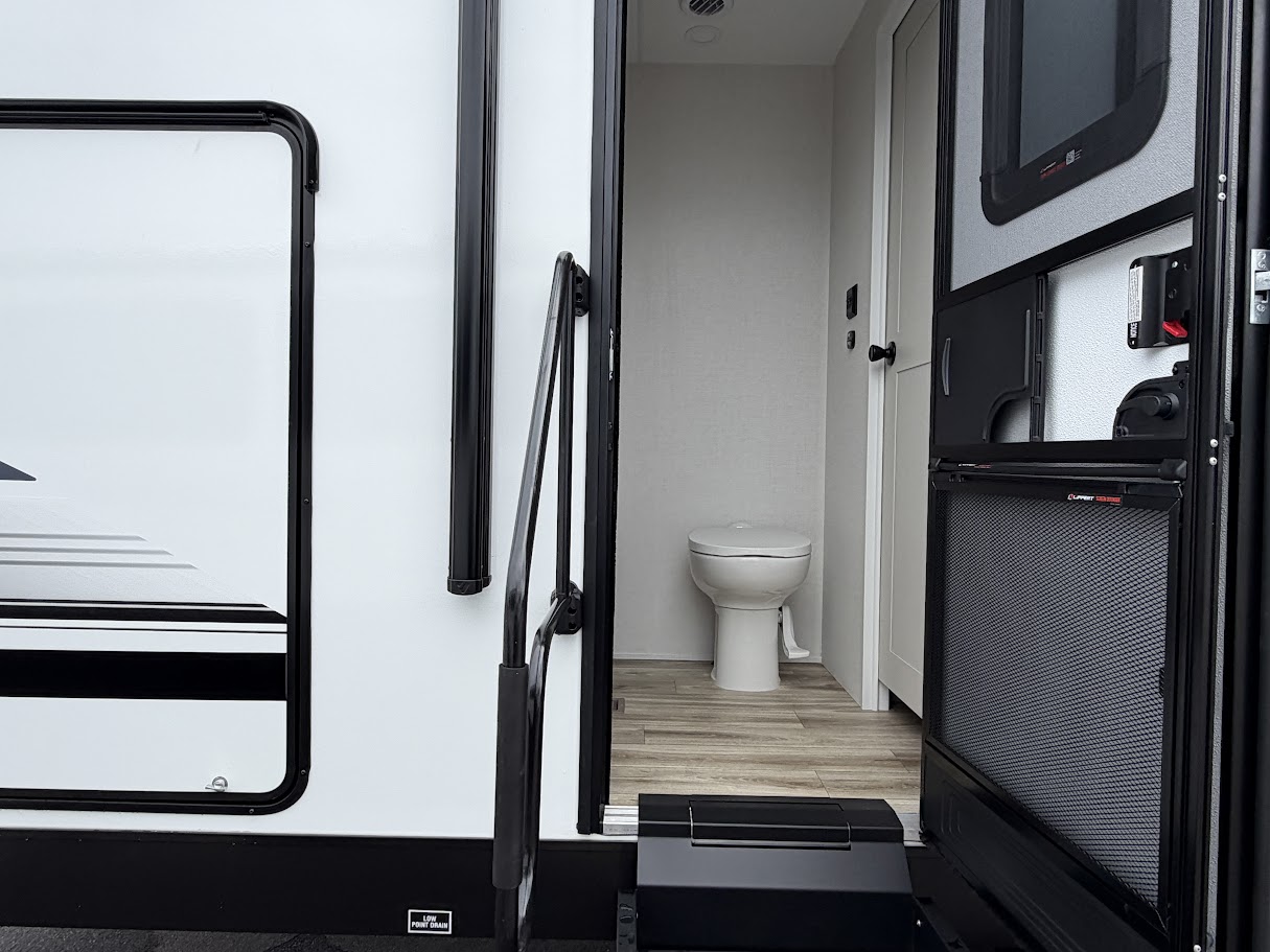2027 VENTURE RV SPORTTREK 333VIK - Image 10