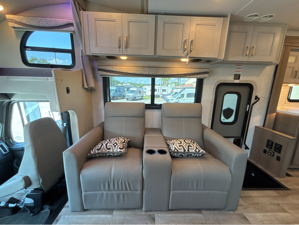 2026 THOR MOTOR COACH PASADENA 38FX - Image 9