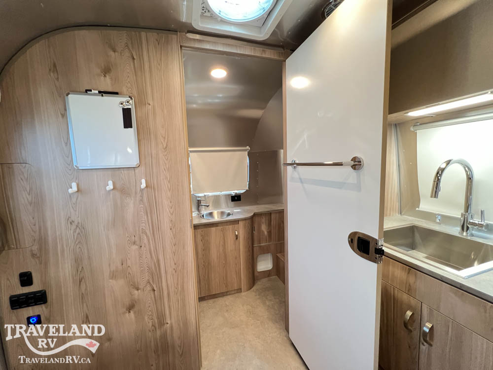 2027 Airstream Flying Cloud 23FBQ - Image 29