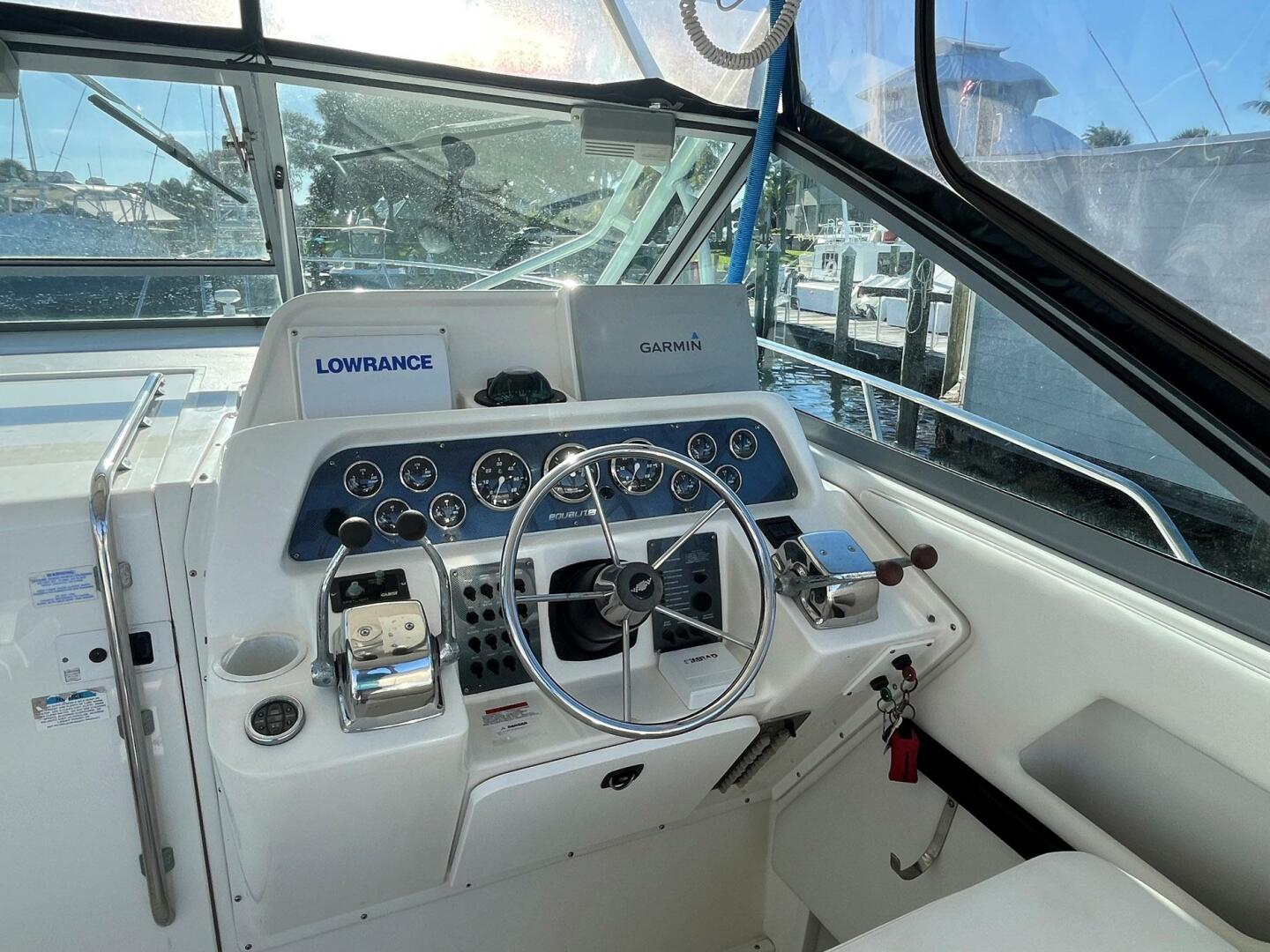 2001 Wellcraft 330 Coastal - Image 2