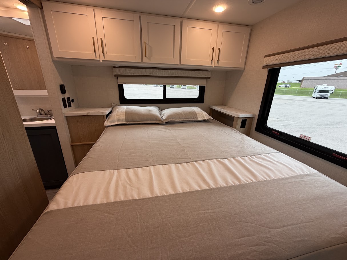 2027 THOR MOTOR COACH MAGNITUDE GA31 - Image 42