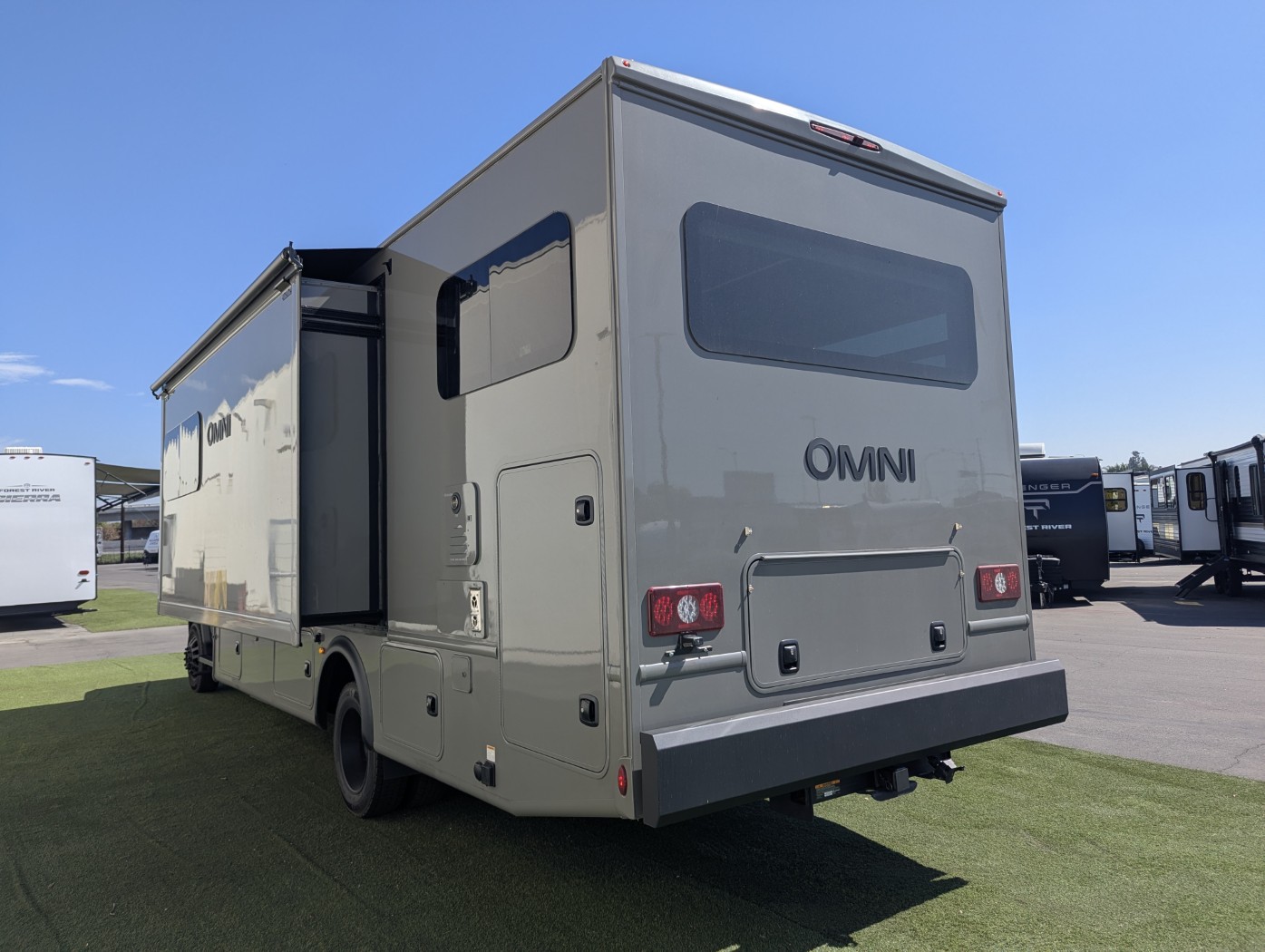 2027 Thor Motor Coach Omni Z30 - Image 8