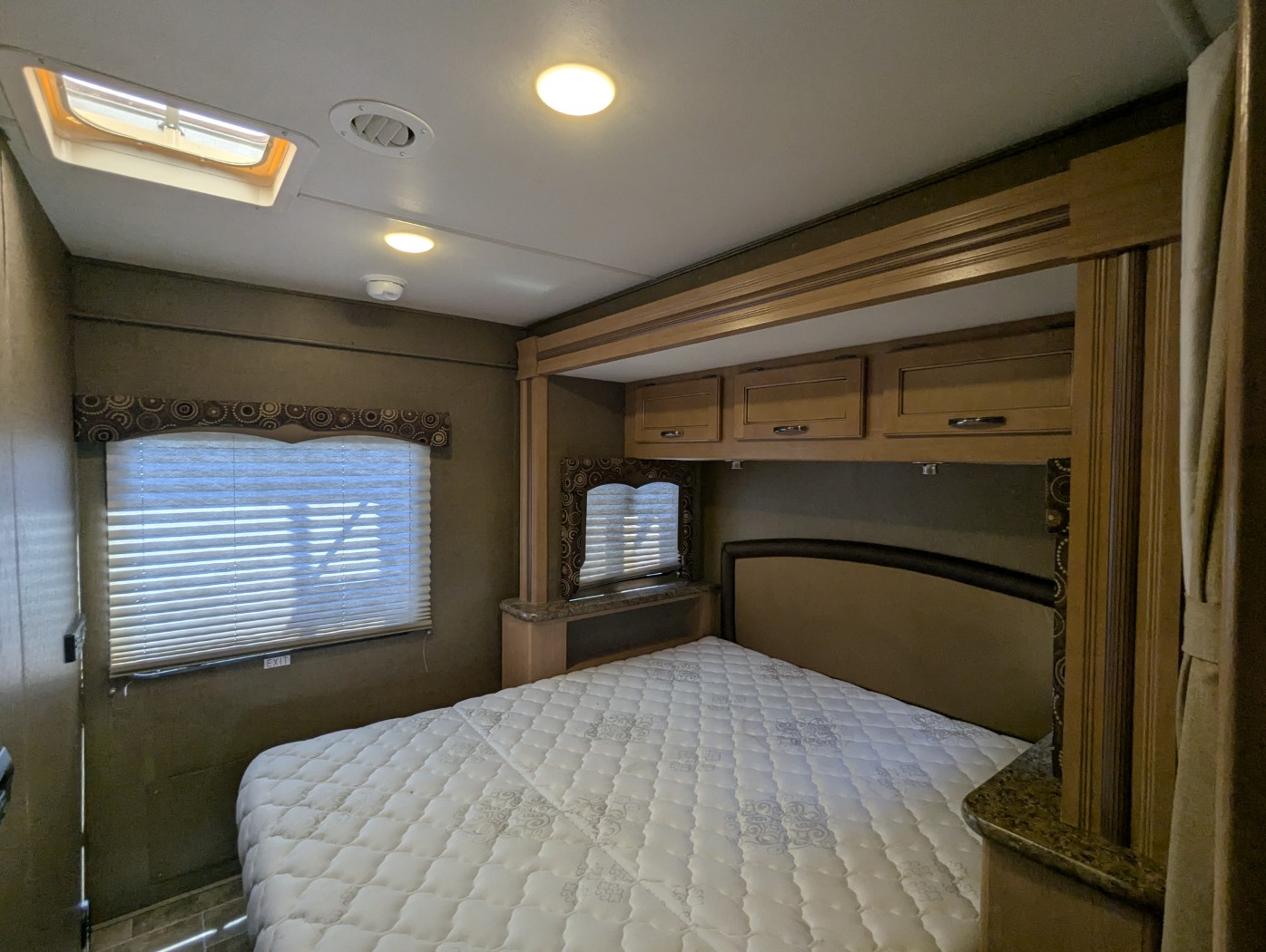 2017 Thor Motor Coach Four Winds 26B - Image 10