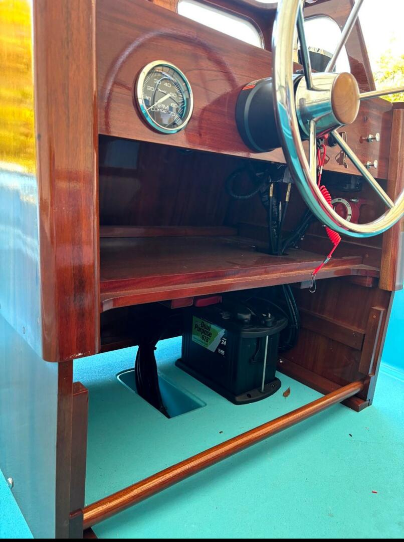 2017 Boston Whaler - Image 8