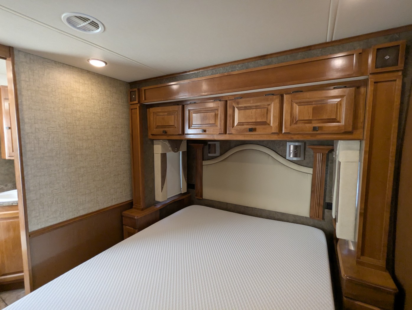 2014 Tiffin Allegro 36 LA - Image 31
