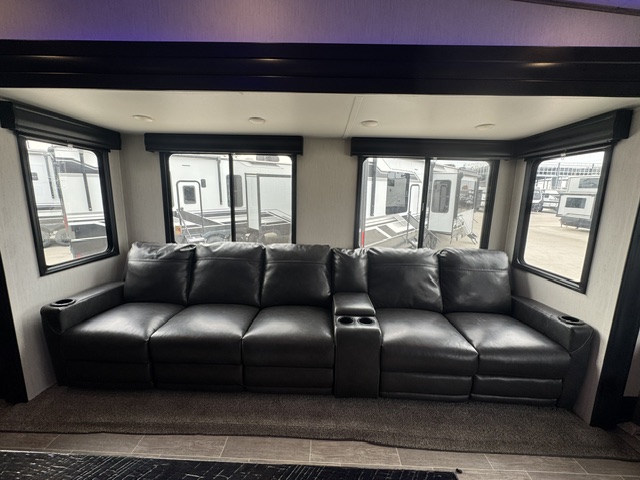 2022 Forest River Cherokee Arctic Wolf 3880 SUITE - Image 18