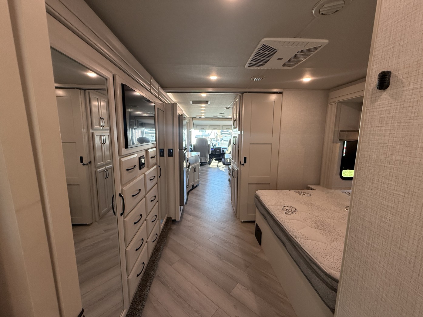 2025 Holiday Rambler Invicta 36Y - Image 22