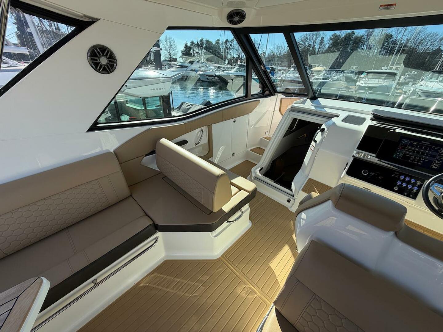 2023 Sea Ray 320 Outboard - Image 21