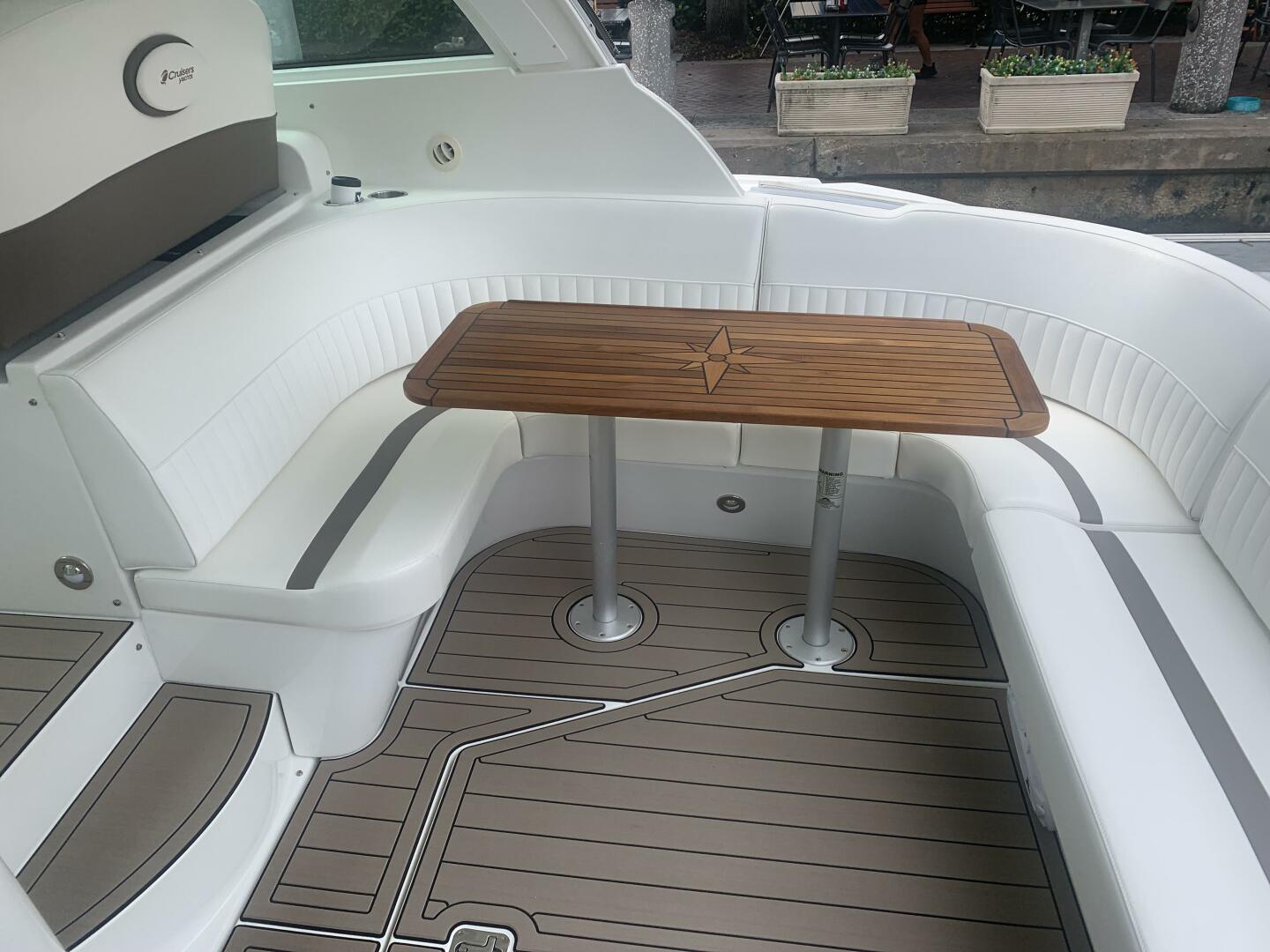 2011 Cruisers Yachts 420 Sports Coupe - Image 14