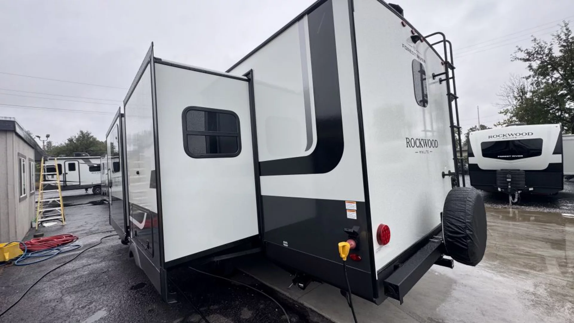 2027 FOREST RIVER ROCKWOOD MINI LITE 2523MBR - Image 4