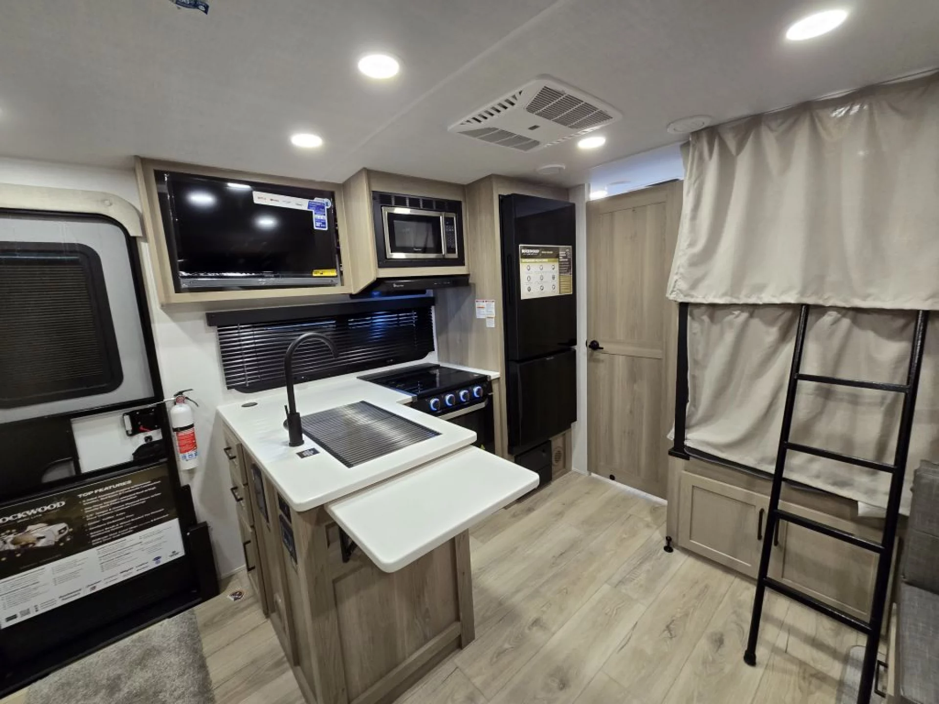 2026 FOREST RIVER ROCKWOOD MINI LITE 2520BH - Image 11