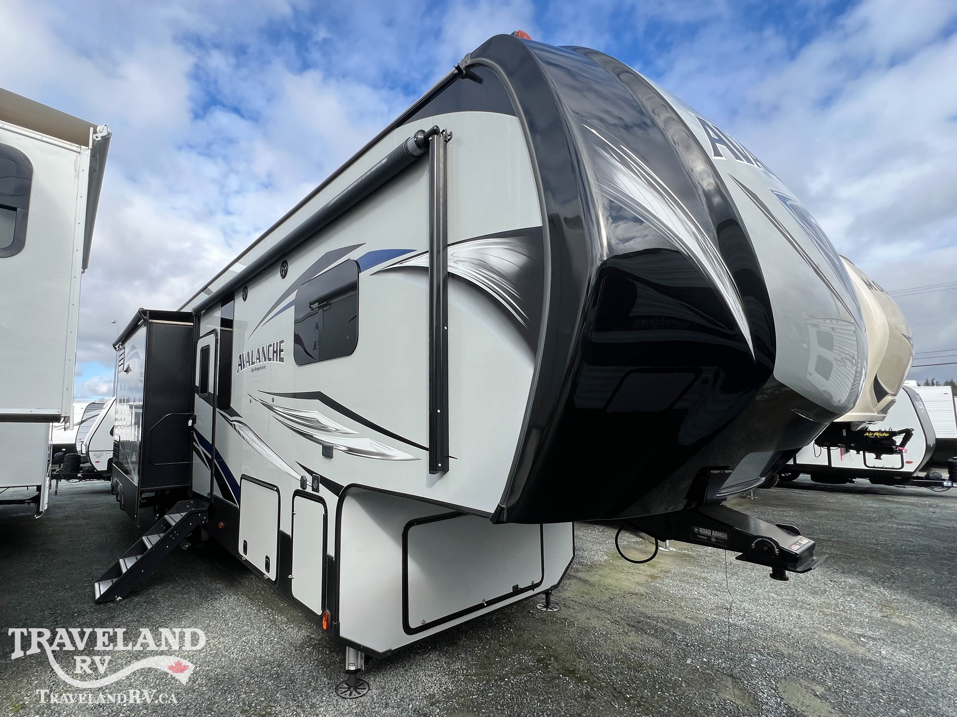 2019 Keystone Avalanche 385BG - Image 1