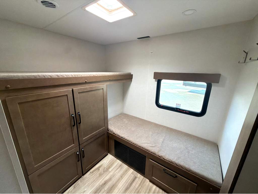2027 VENTURE RV SPORTTREK 333VIK - Image 18