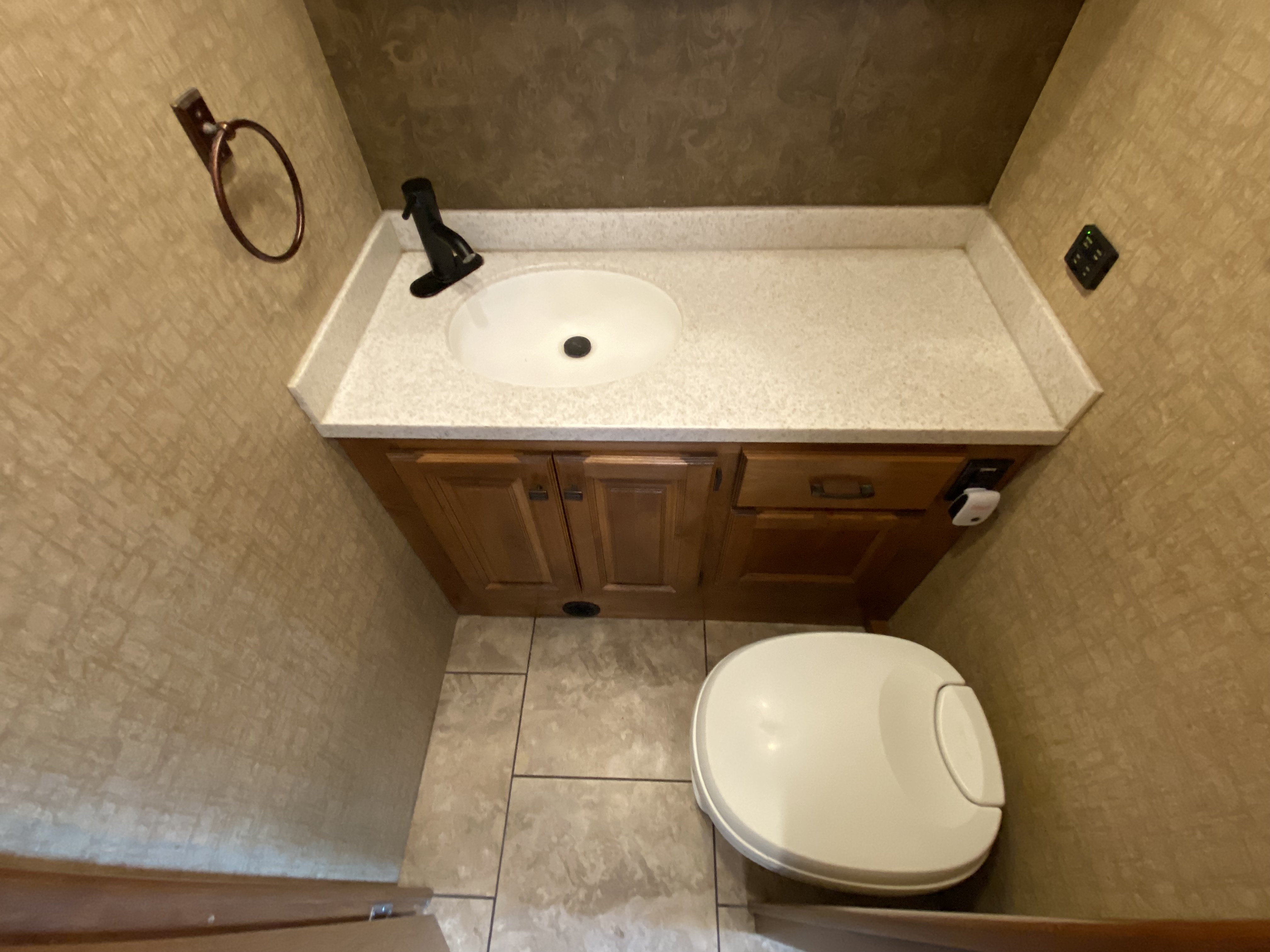 2014 Tiffin Allegro 32 CA - Image 24