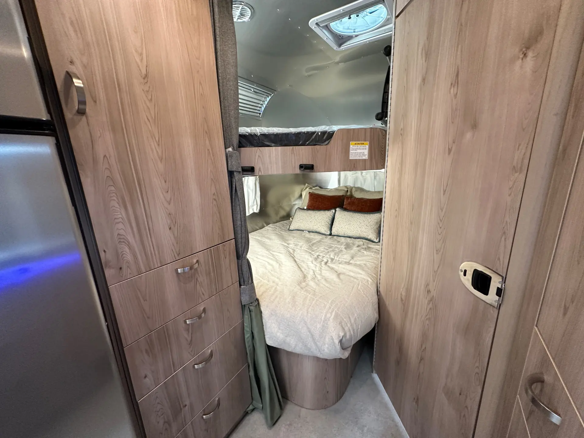 2027 Airstream Flying Cloud 30FB Bunk - Image 36