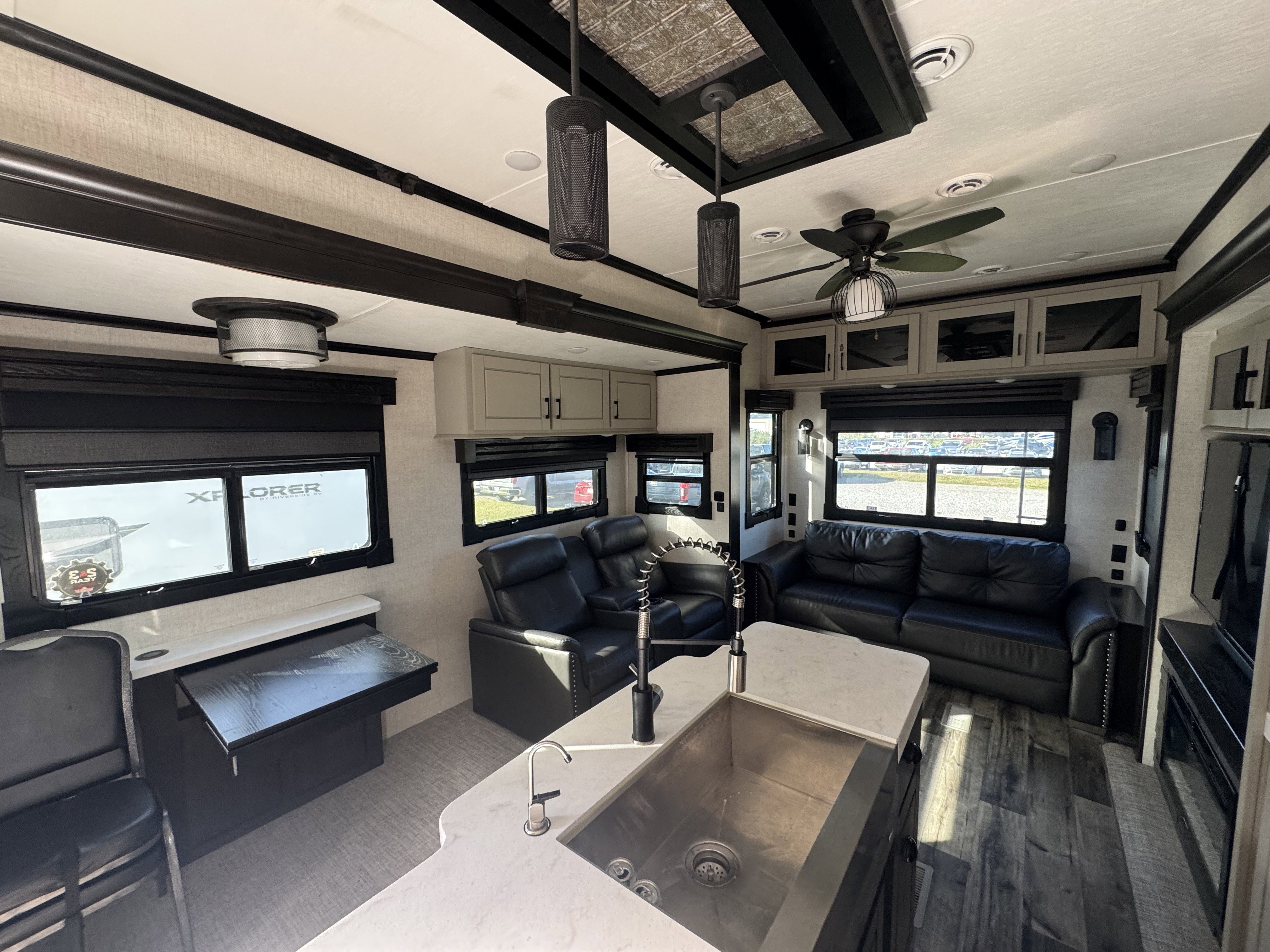 2022 CROSSROADS REDWOOD 3401RL - Image 5