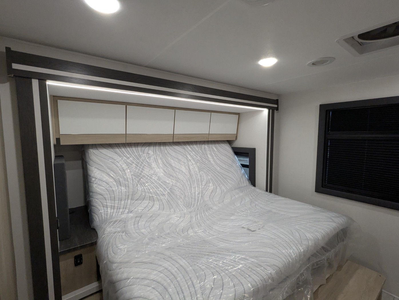 2026 Coachmen Entourage 340BH - Image 33