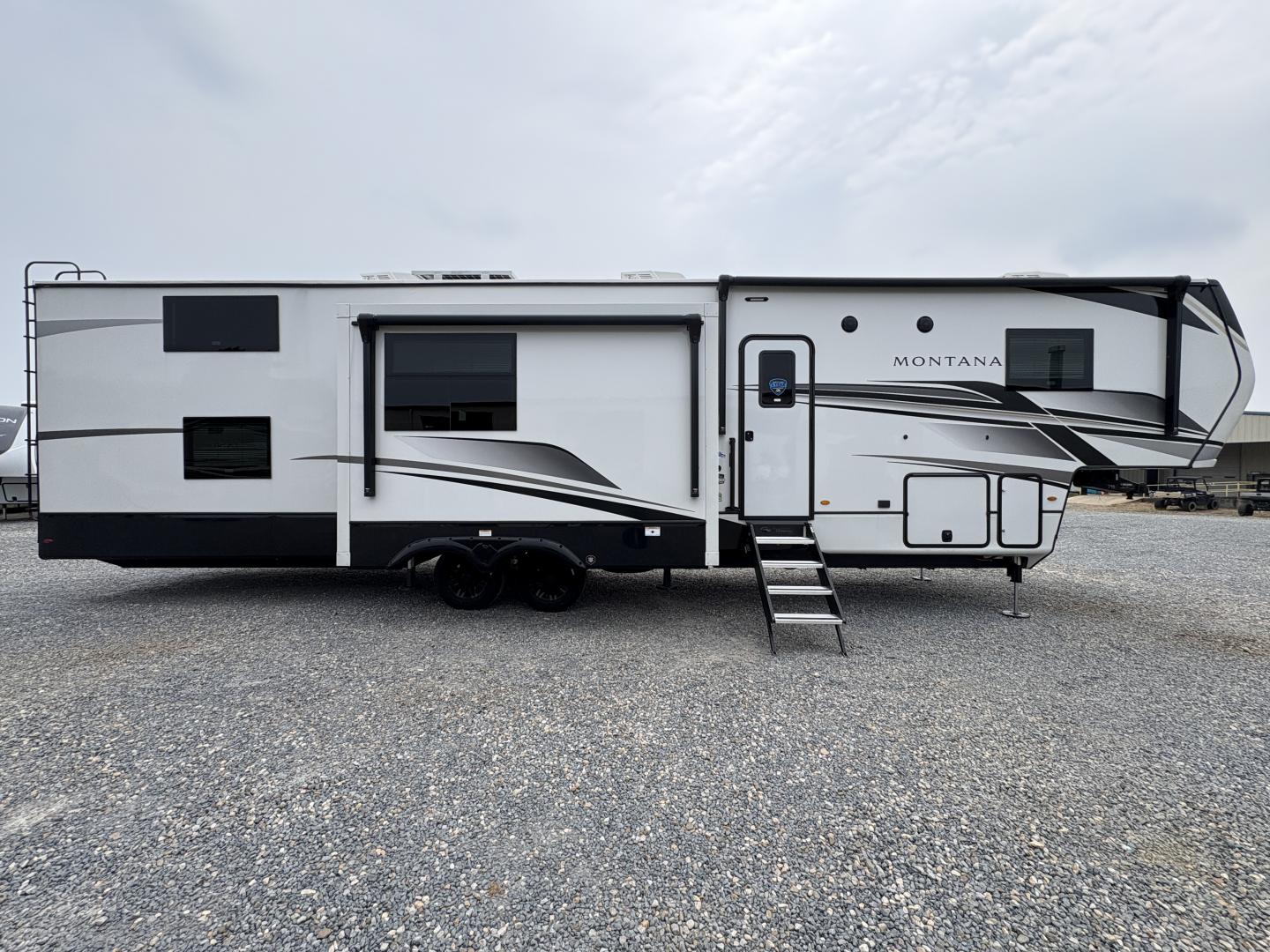 2025 Keystone Montana 3915TB - Image 4