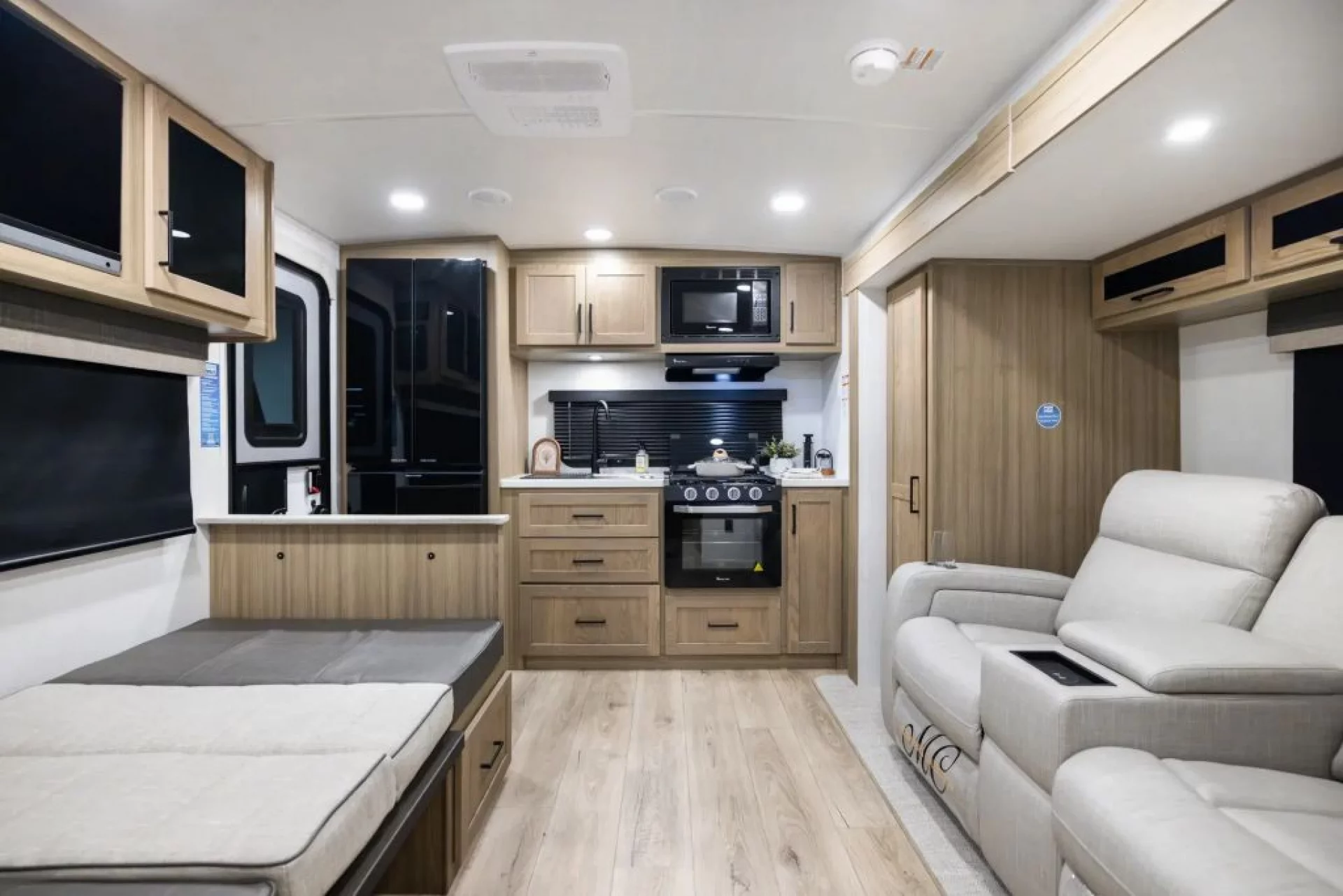 2027 FOREST RIVER ROCKWOOD MINI LITE 2515S - Image 8