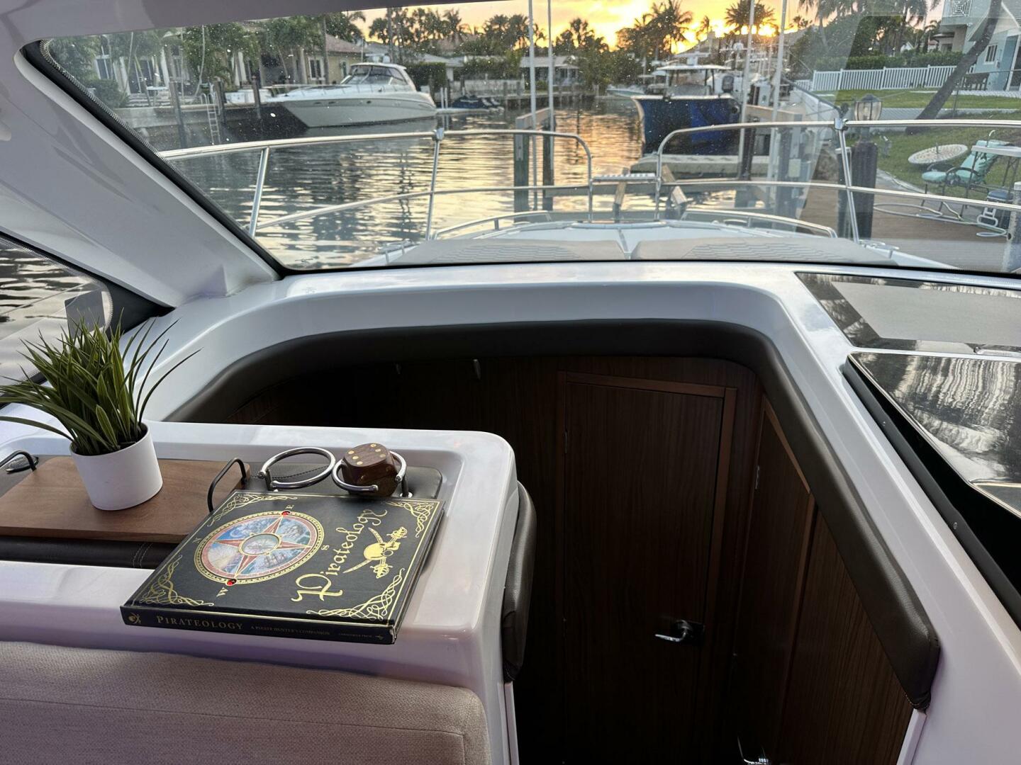 2020 Four Winns Vista 355 Coupe - Image 32
