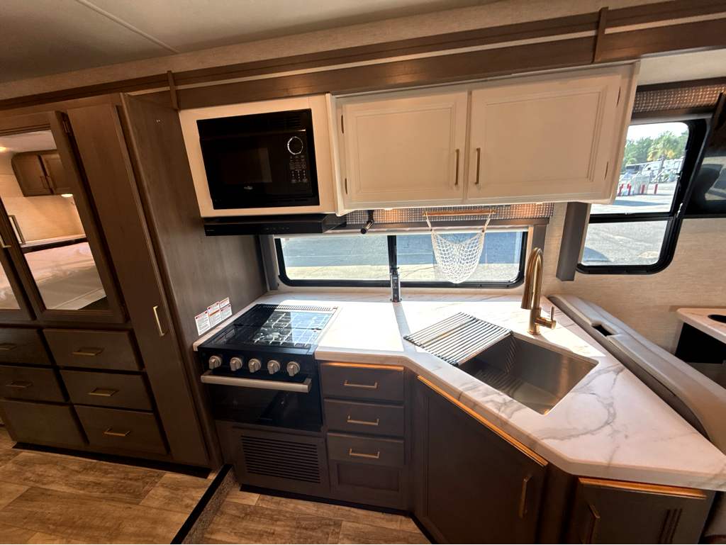 2024 THOR MOTOR COACH CHATEAU 31WV - Image 19