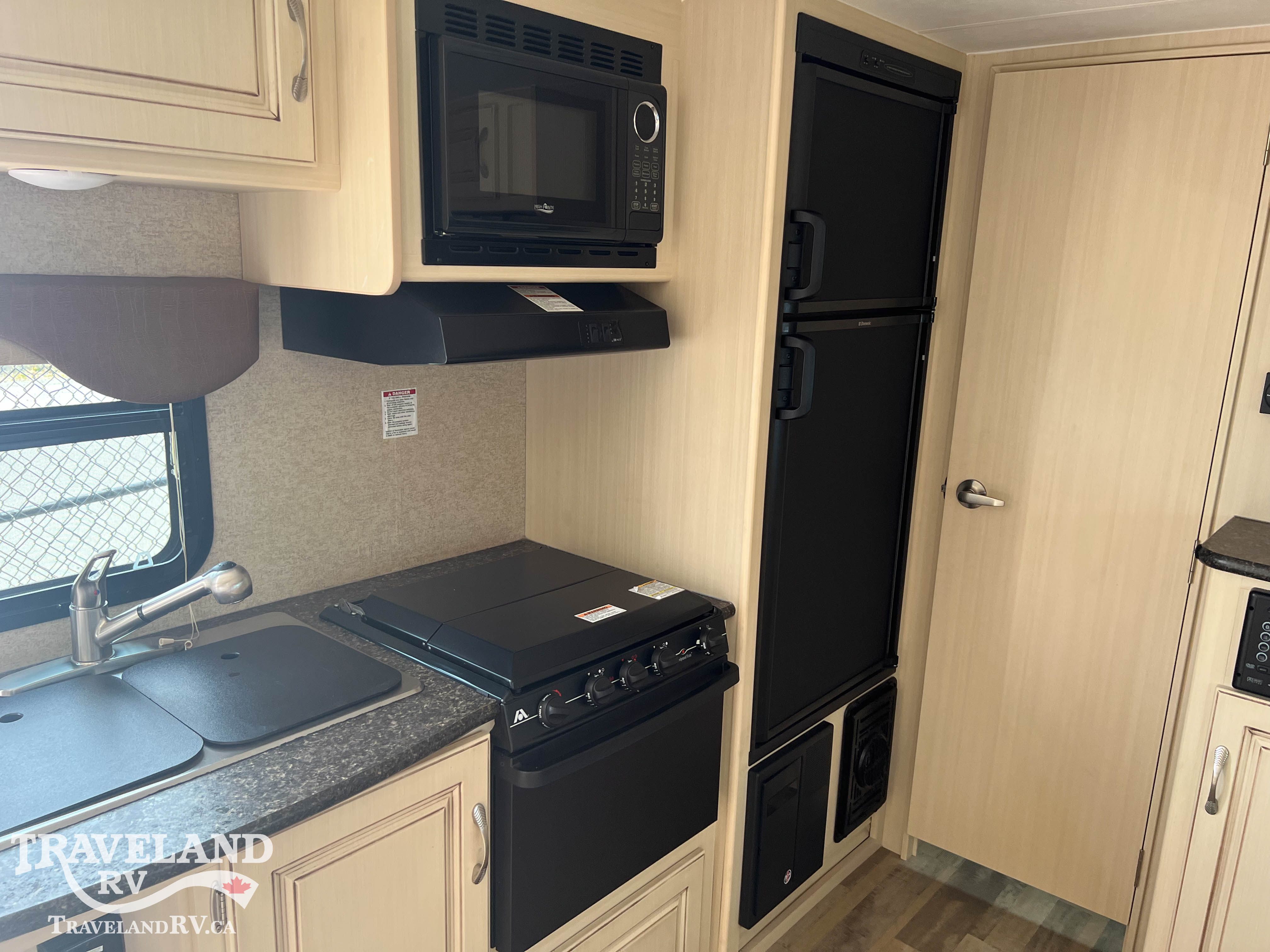 2016 Winnebago Micro Minnie 2106DS - Image 17