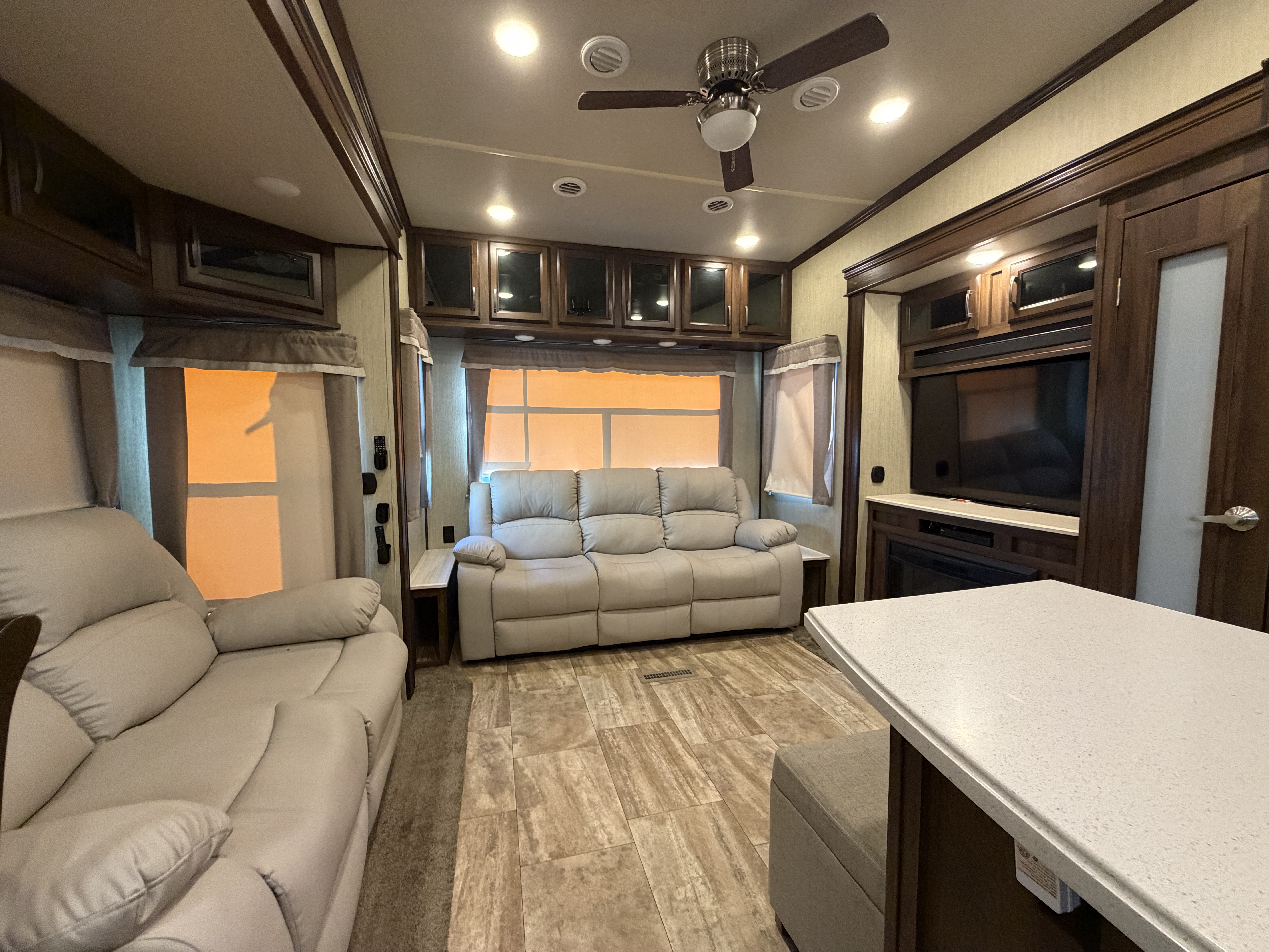 2018 Palomino Columbus Compass 377MBC - Image 6