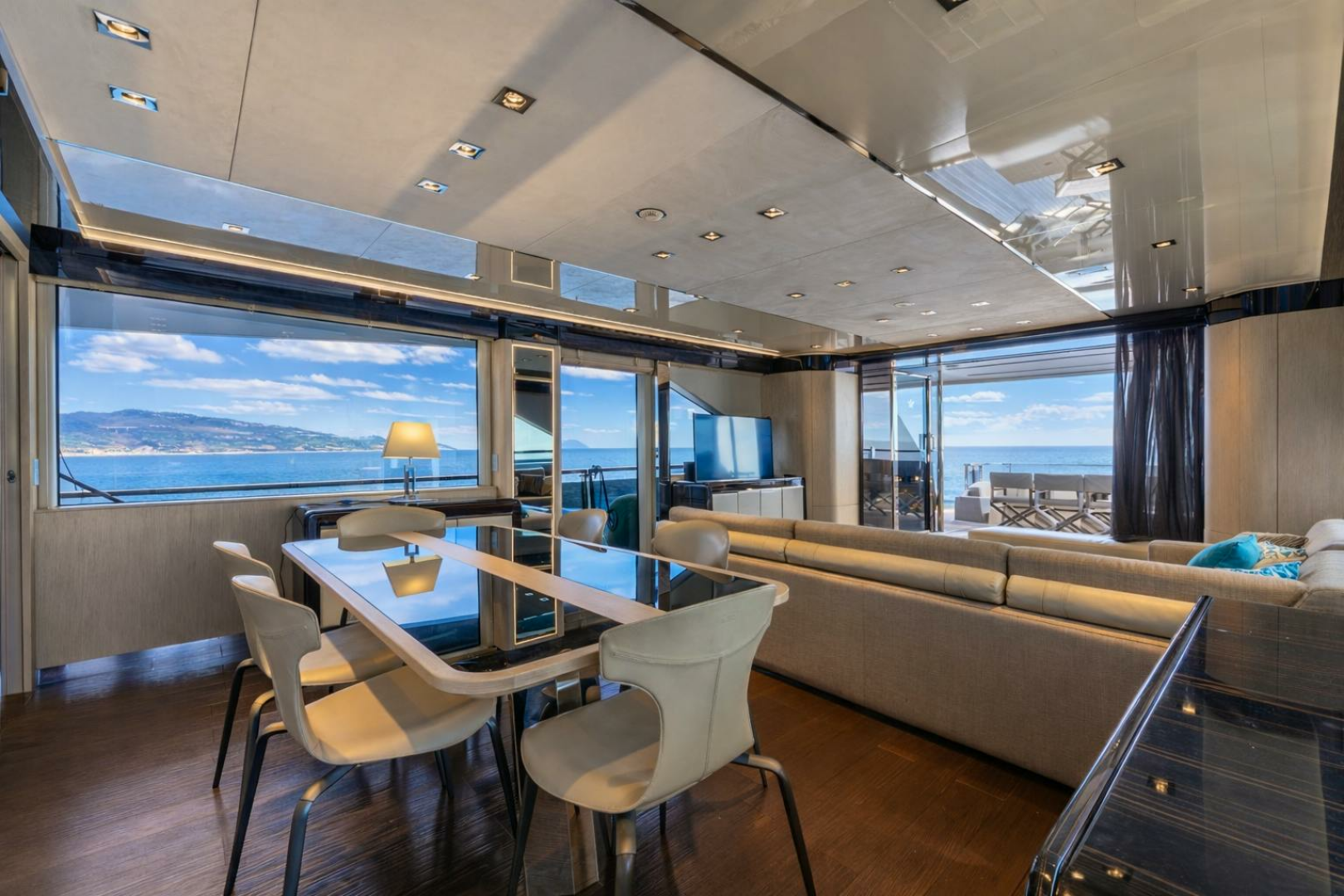2018 Dominator Yachts Dominator Ilumen Base - Image 10