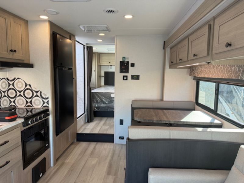 2026 Forest River Sunseeker LE 2850SLEF - Image 7