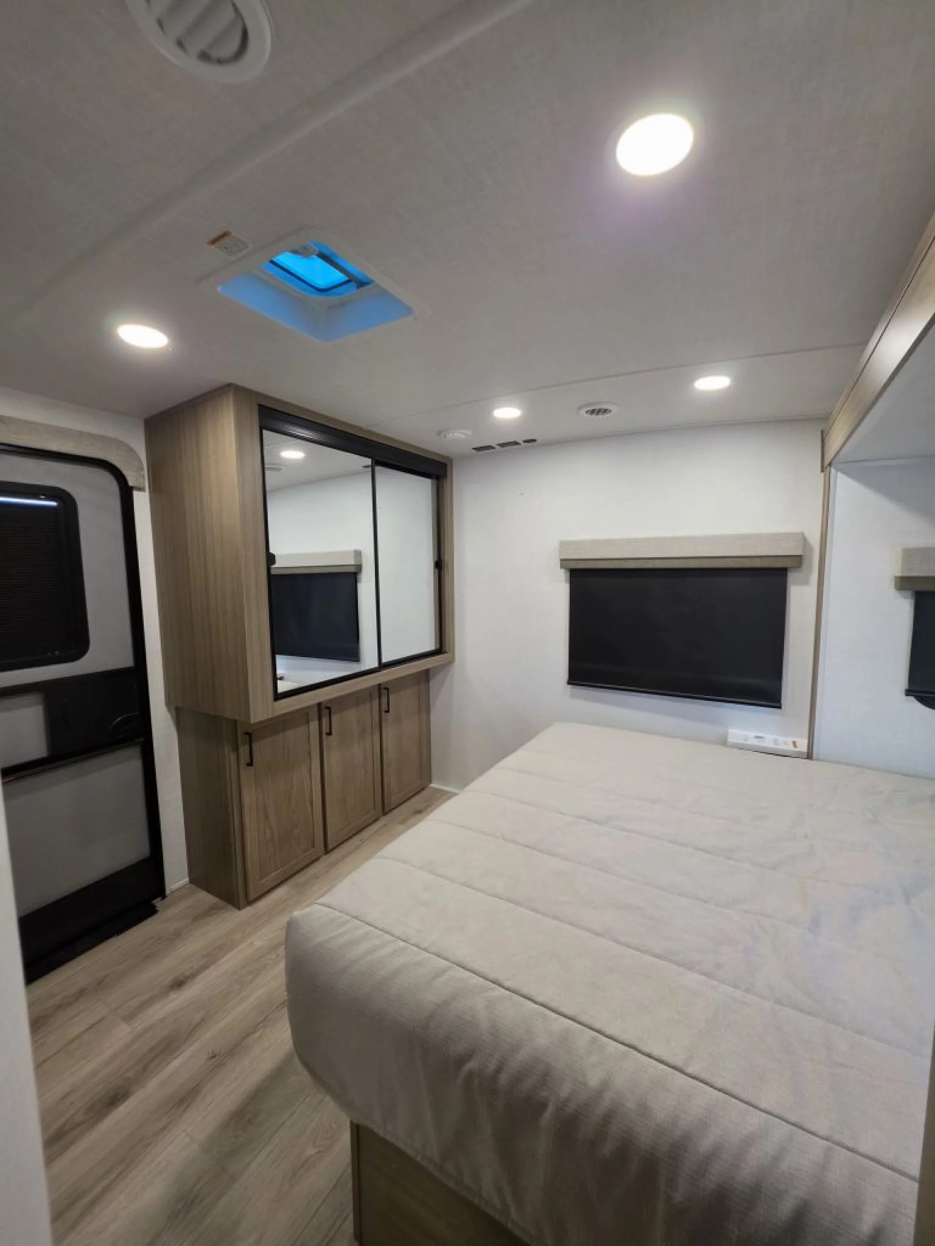 2027 FOREST RIVER ROCKWOOD ULTRA LITE 2608BS - Image 17