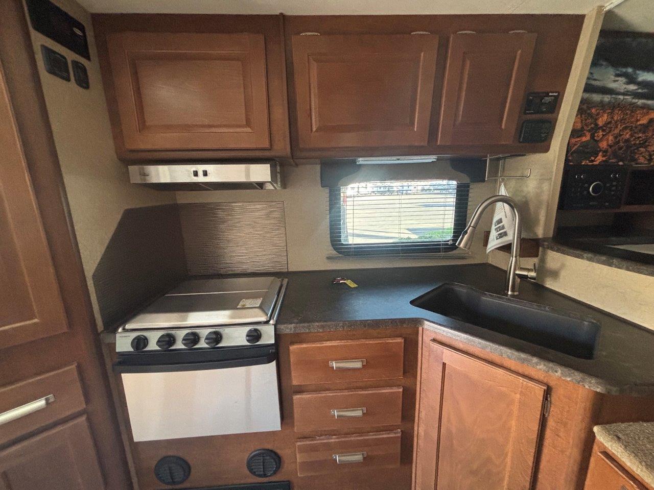 2019 Lance TC Long Bed 995 - Image 9