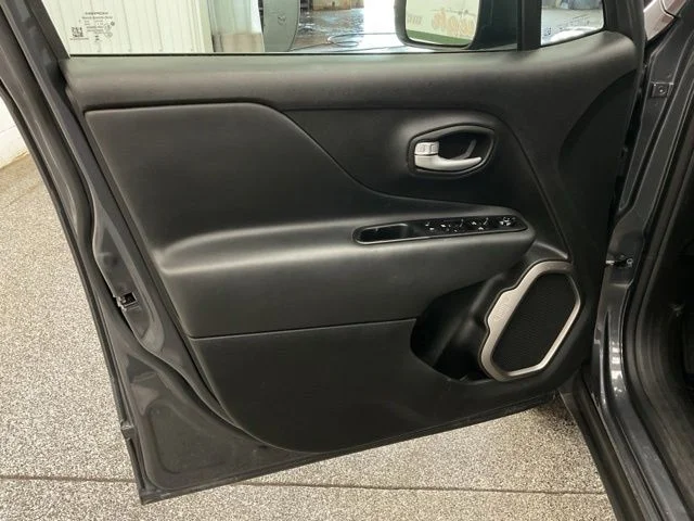 2023 Jeep Renegade Utility 4D Latitude 4WD - Image 11