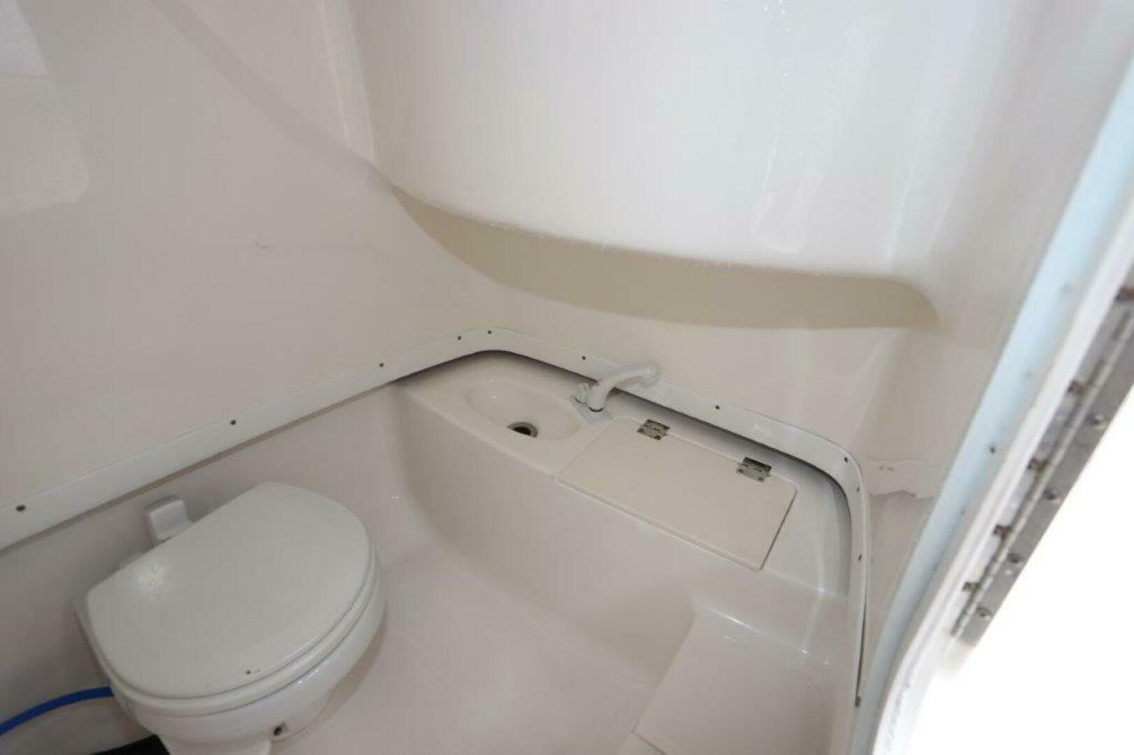 2017 Robalo R260 Center Console - Image 22