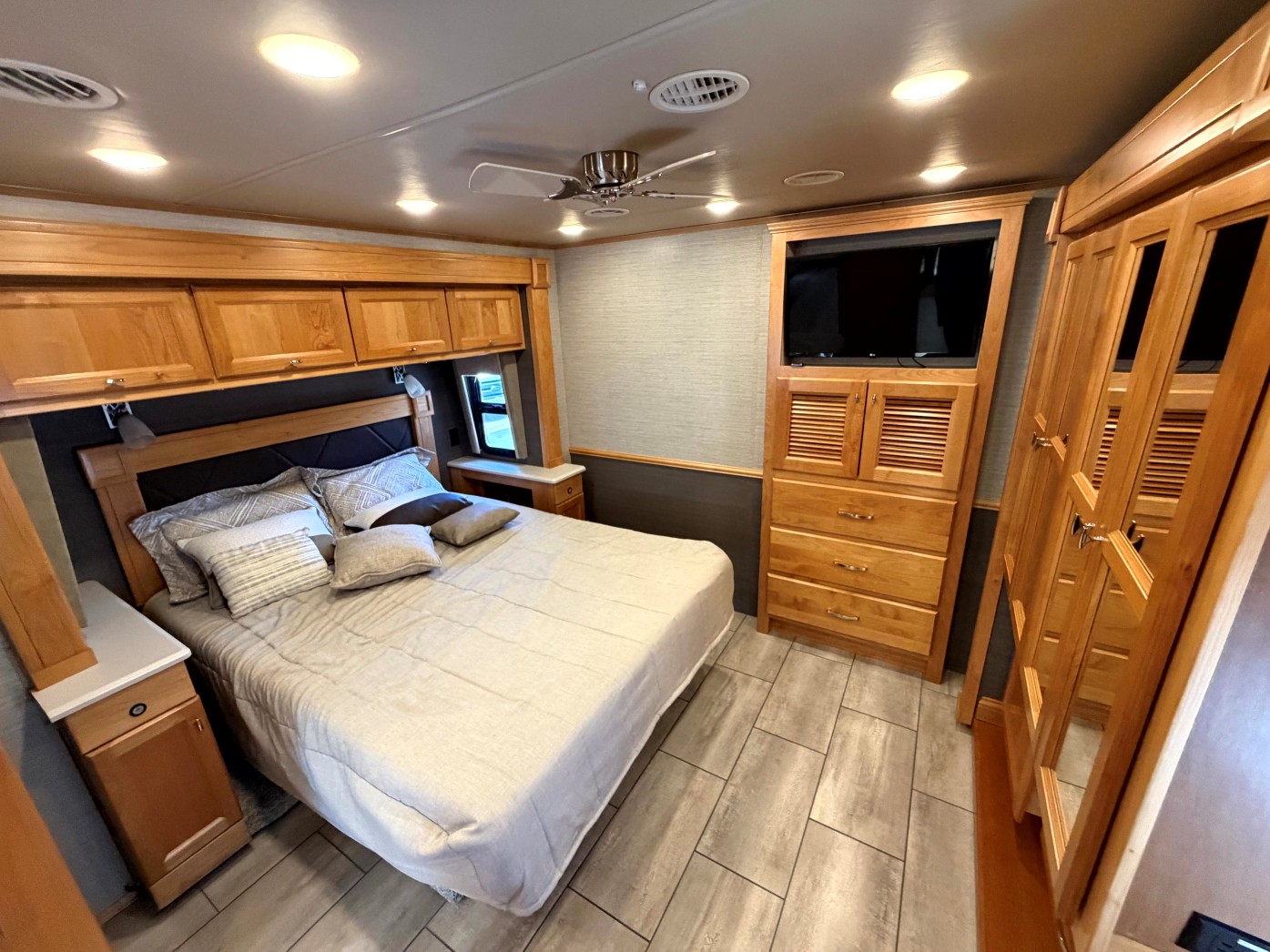2022 Tiffin Open Road Allegro 34 PA - Image 19