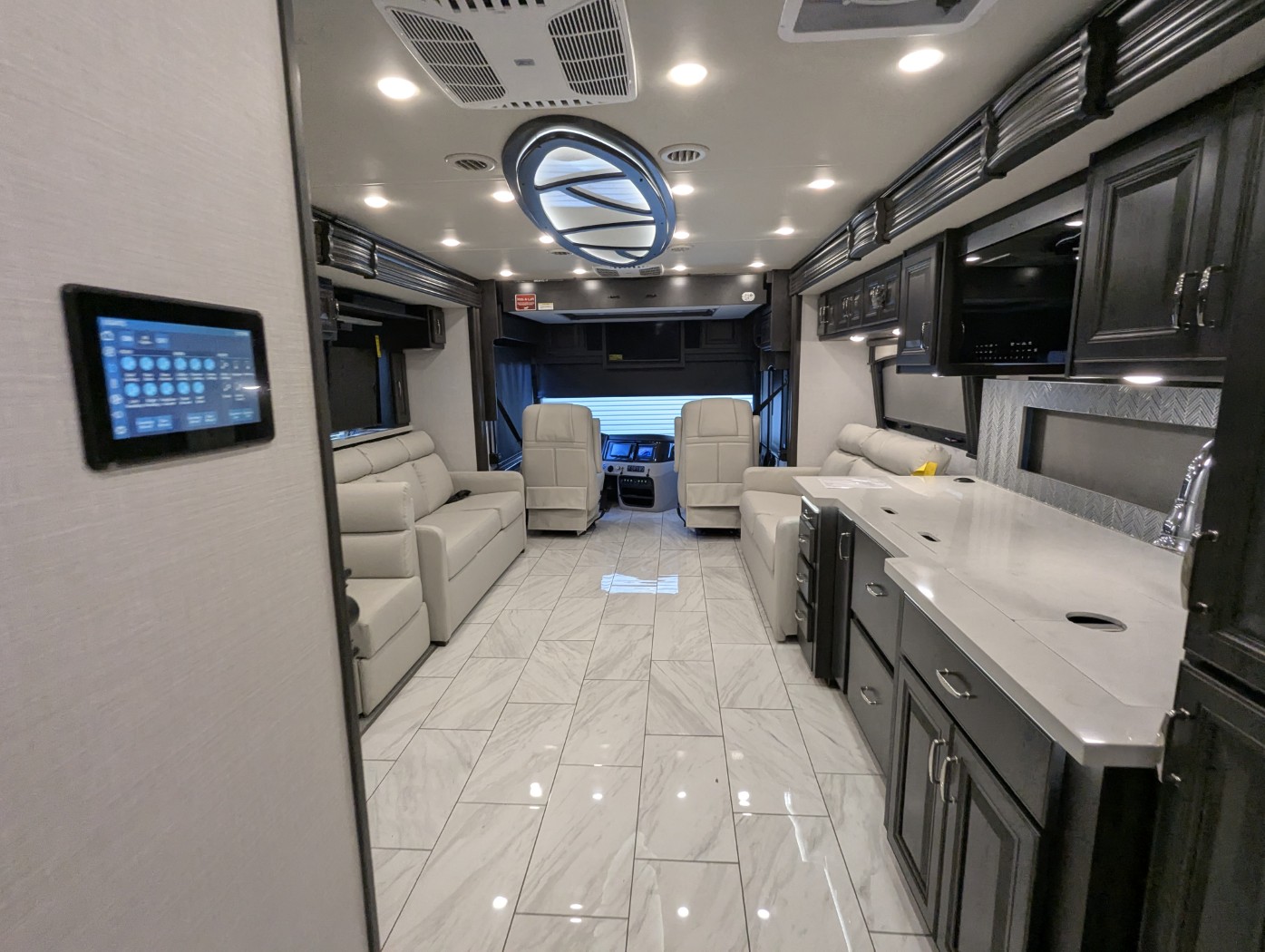 2026 Fleetwood Discovery 38W - Image 43