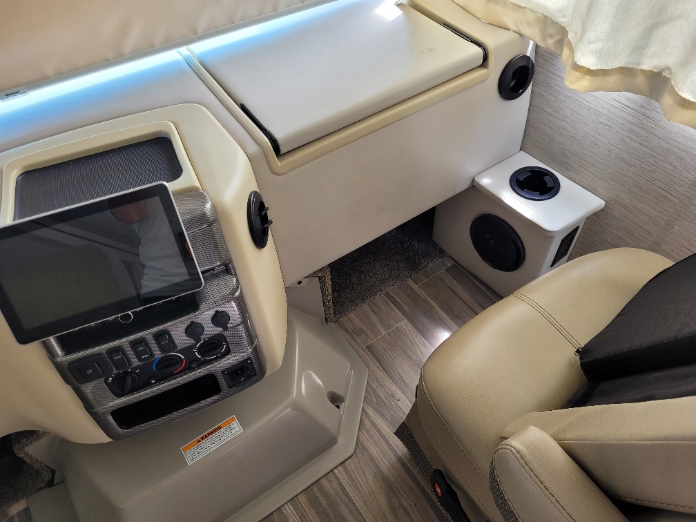 2023 Thor Motor Coach Vegas 24.3 - Image 5