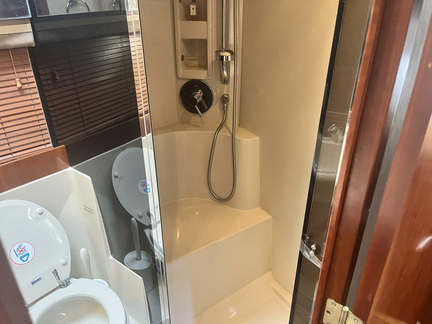 2008 Cruisers Yachts 390 Sport Coupe - Image 38