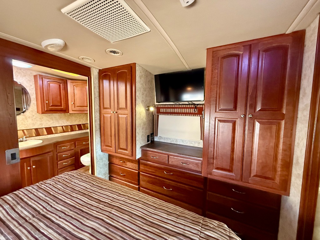 2011 Winnebago Vista 35F - Image 22