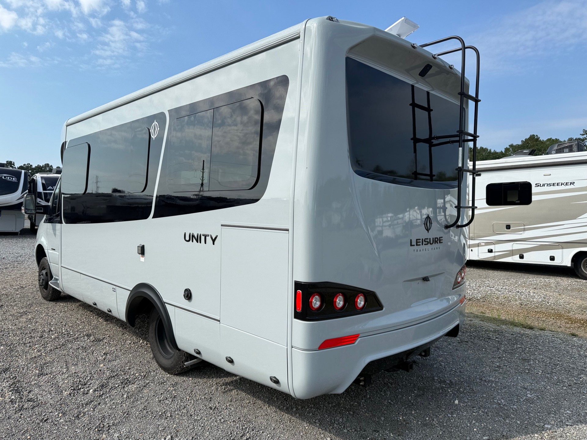 2026 LEISURE TRAVEL UNITY U24TBX - Image 4
