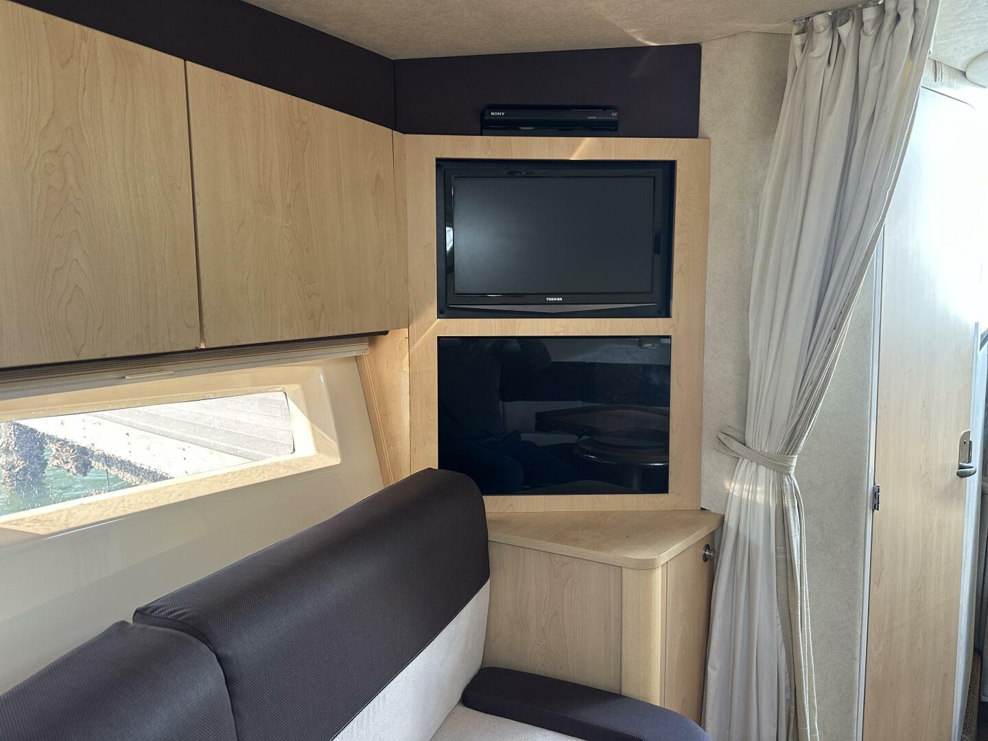 2013 Sea Ray 370 Venture - Image 9